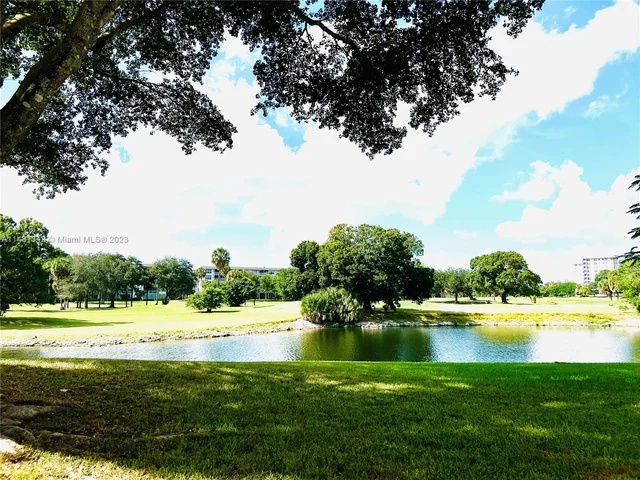 565 Oaks Ln # 206, Pompano Beach FL 33069