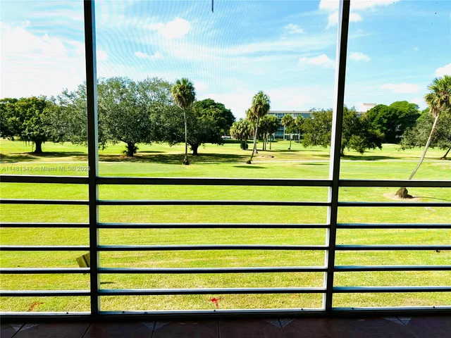 565 Oaks Ln # 206, Pompano Beach FL 33069