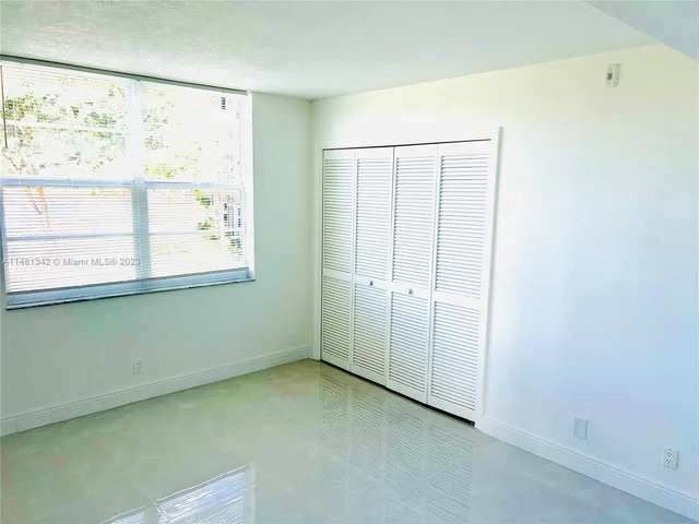 565 Oaks Ln # 206, Pompano Beach FL 33069