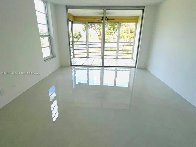 565 Oaks Ln # 206, Pompano Beach FL 33069