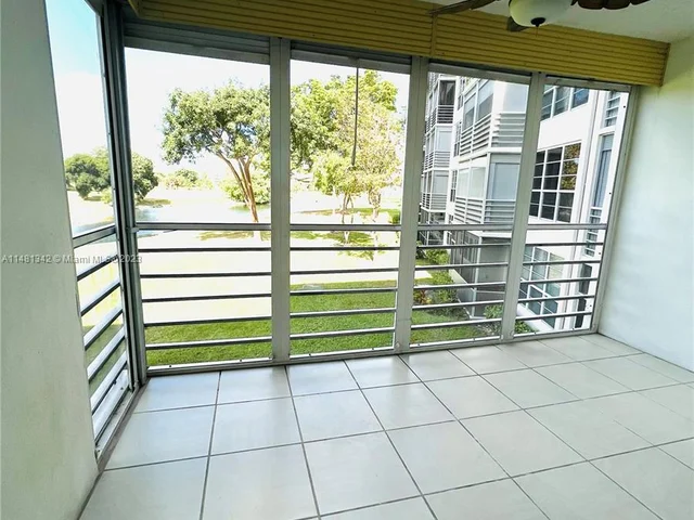 565 Oaks Ln # 206, Pompano Beach FL 33069