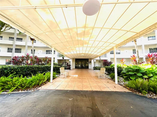 565 Oaks Ln # 206, Pompano Beach FL 33069