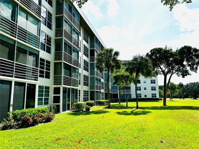 565 Oaks Ln # 206, Pompano Beach FL 33069