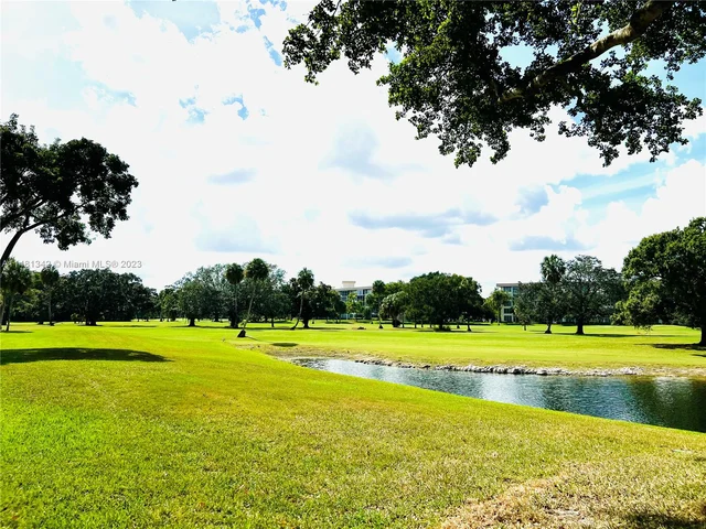 565 Oaks Ln # 206, Pompano Beach FL 33069