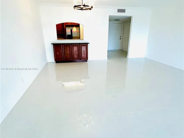 565 Oaks Ln # 206, Pompano Beach FL 33069