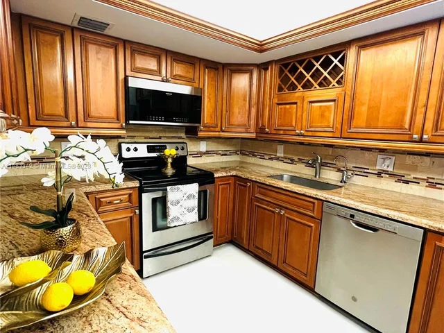 565 Oaks Ln # 206, Pompano Beach FL 33069