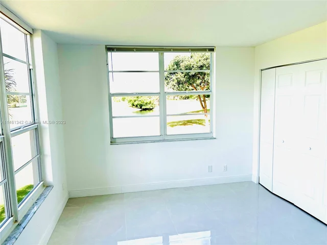 565 Oaks Ln # 206, Pompano Beach FL 33069