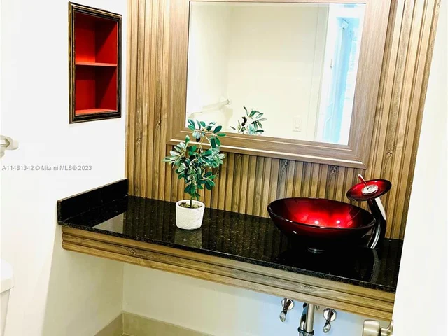 565 Oaks Ln # 206, Pompano Beach FL 33069