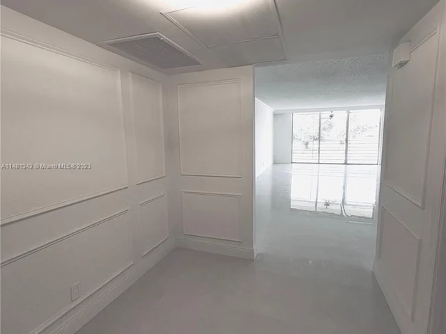 565 Oaks Ln # 206, Pompano Beach FL 33069