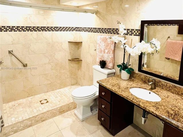 565 Oaks Ln # 206, Pompano Beach FL 33069