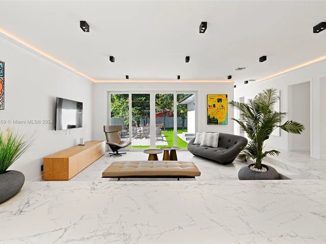 270 NW 50th St, Miami FL 33127