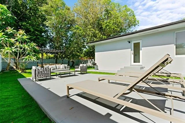 270 NW 50th St, Miami FL 33127