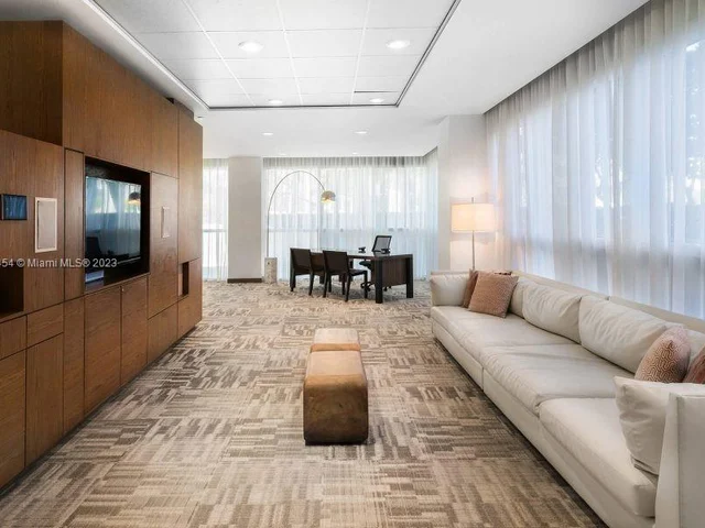 400 Alton Rd # 809, Miami Beach FL 33139