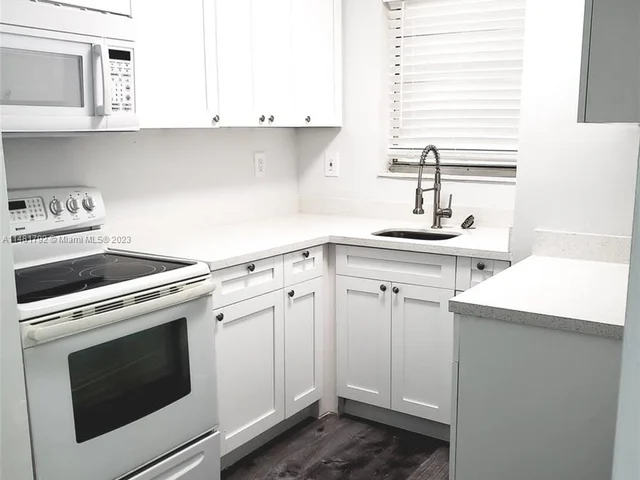 8810 Fontainebleau Blvd # 213, Miami FL 33172