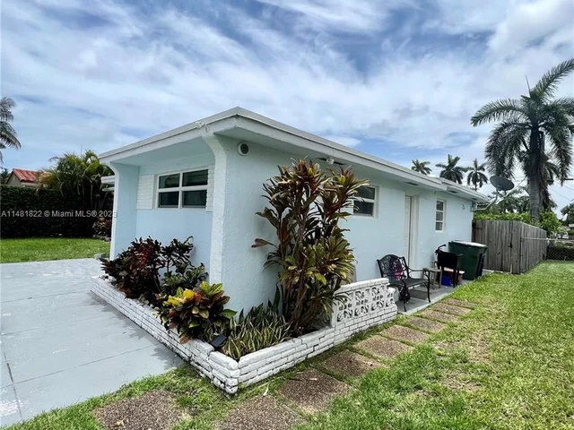 824 NE 4th St, Hallandale Beach FL 33009