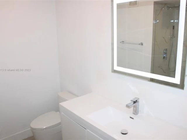 3642 San Simeon Cir, Weston FL 33331