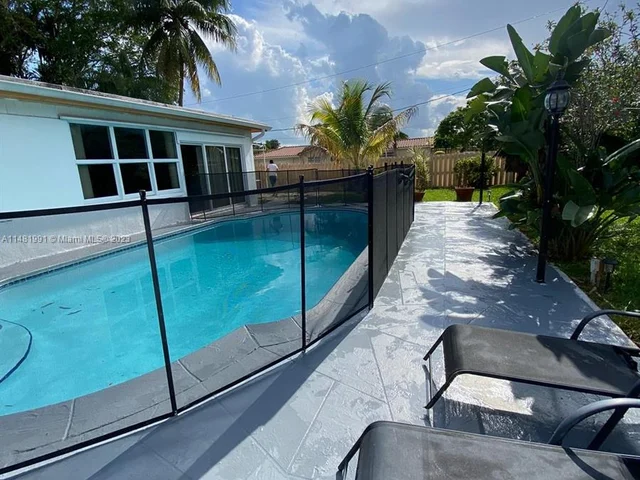 4931 Monroe St, Hollywood FL 33021