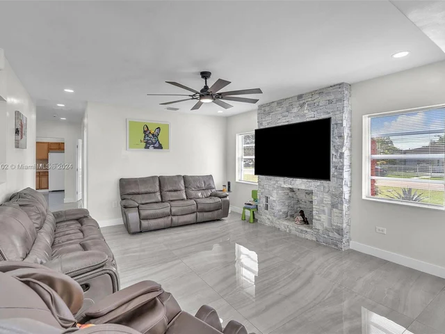 6195 Plunkett St, Hollywood FL 33023