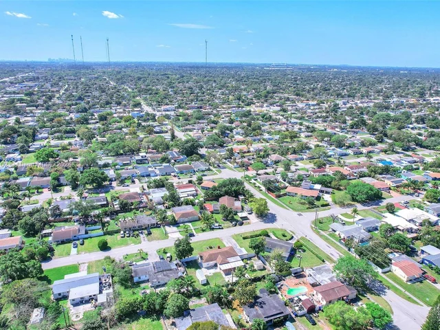 6195 Plunkett St, Hollywood FL 33023