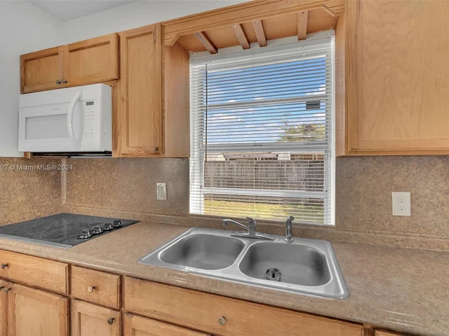 6195 Plunkett St, Hollywood FL 33023