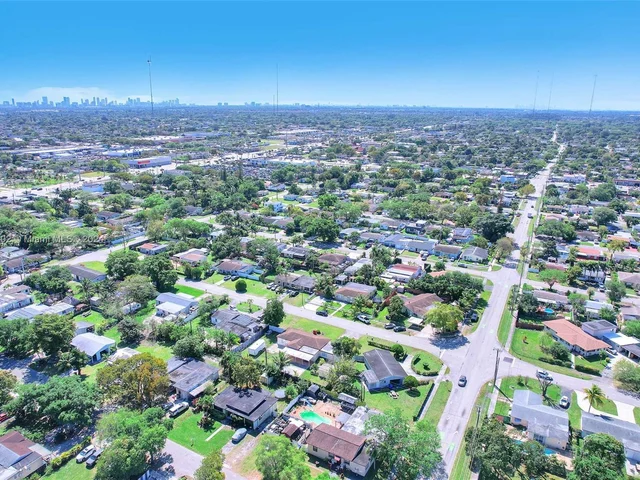 6195 Plunkett St, Hollywood FL 33023