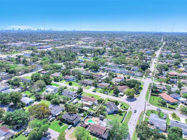 6195 Plunkett St, Hollywood FL 33023