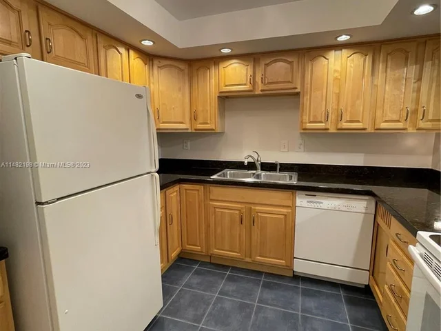 800 Parkview Dr # 126, Hallandale Beach FL 33009