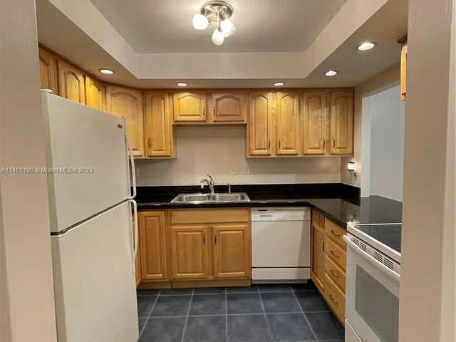 800 Parkview Dr # 126, Hallandale Beach FL 33009