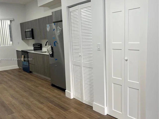 1021 NW 1st St # 6, Miami FL 33128