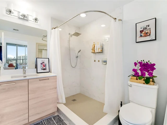 16385 Biscayne Blvd # 2207, North Miami Beach FL 33160