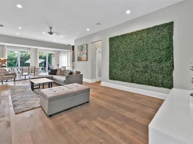 1443 Lenox Ave, Miami Beach FL 33139