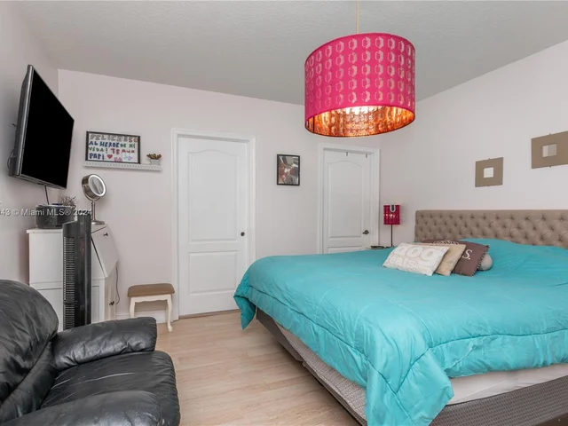 789 NE 195th St # 789, Miami FL 33179