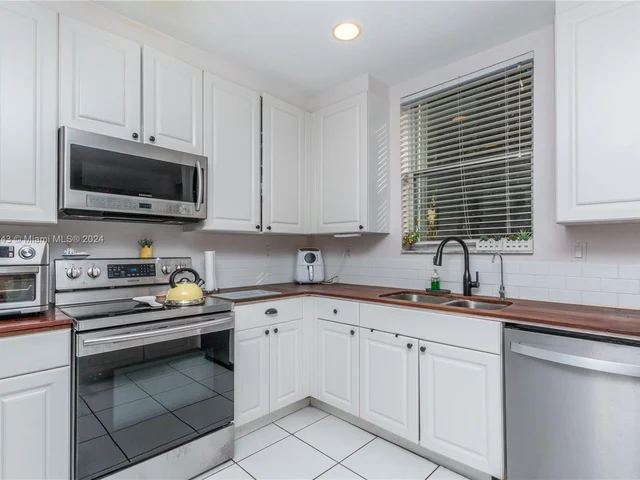 789 NE 195th St # 789, Miami FL 33179