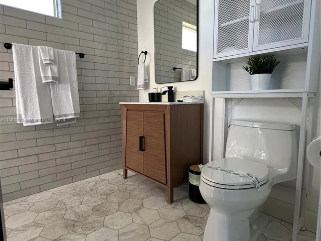 2703 SE 14th St, Pompano Beach FL 33062