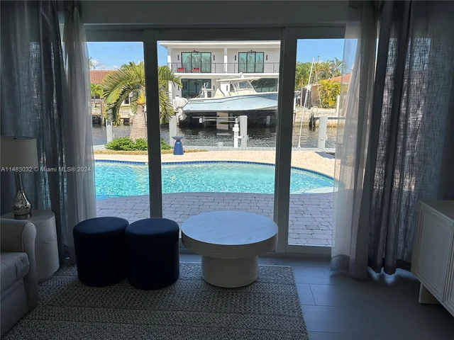 2703 SE 14th St, Pompano Beach FL 33062