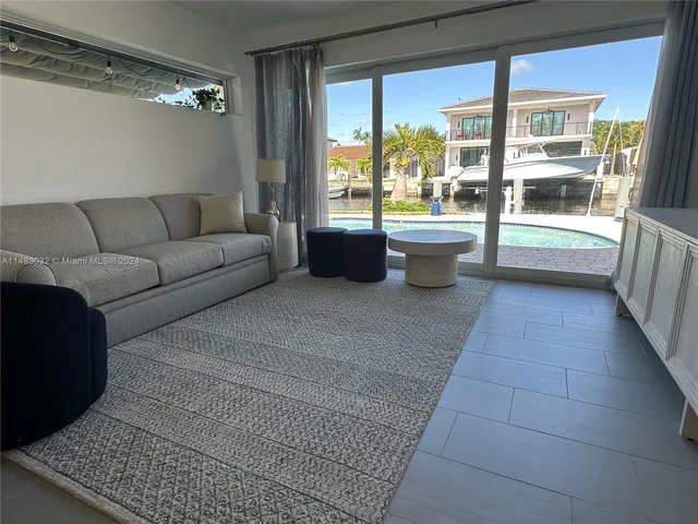 2703 SE 14th St, Pompano Beach FL 33062