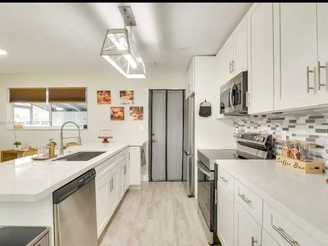 6599 Roosevelt St, Hollywood FL 33024