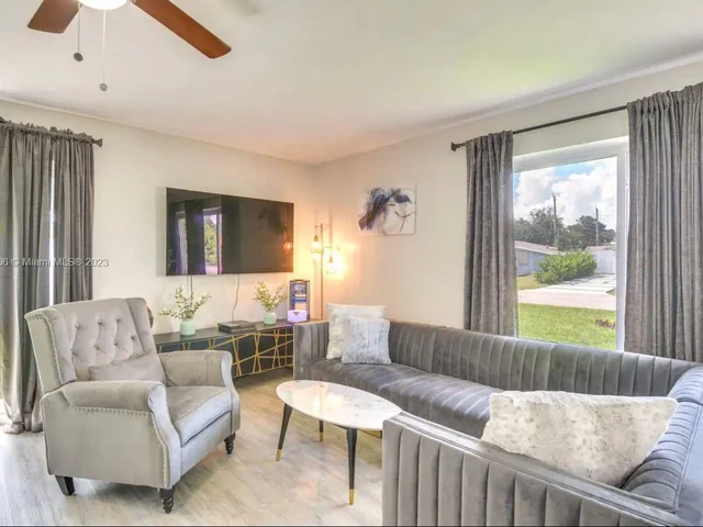 6599 Roosevelt St, Hollywood FL 33024