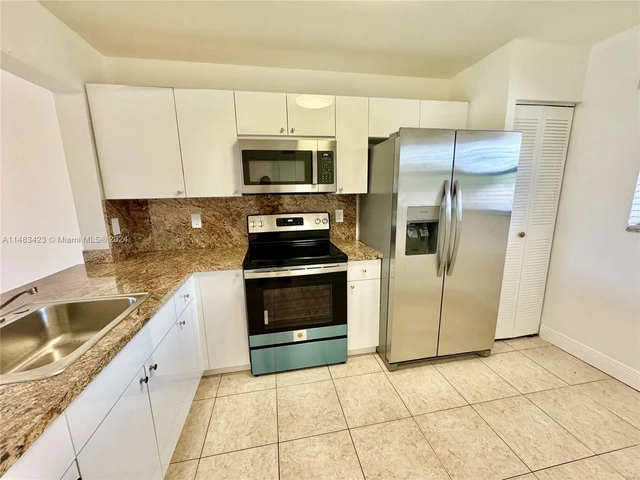 870 NE 207th Ter # 9, Miami FL 33179