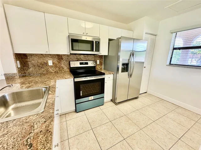 870 NE 207th Ter # 9, Miami FL 33179