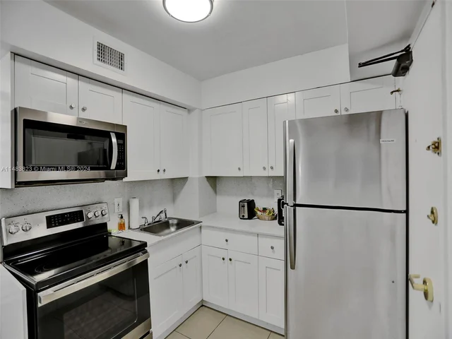 5225 Collins Ave # 411, Miami Beach FL 33140