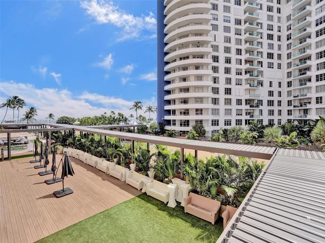 5225 Collins Ave # 411, Miami Beach FL 33140