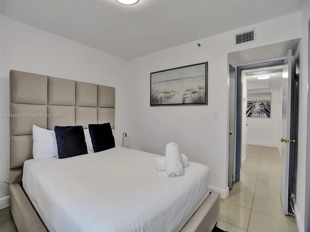 5225 Collins Ave # 411, Miami Beach FL 33140