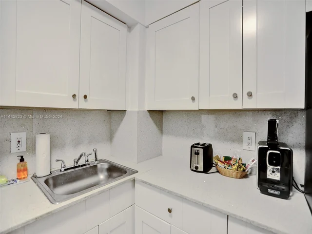 5225 Collins Ave # 411, Miami Beach FL 33140