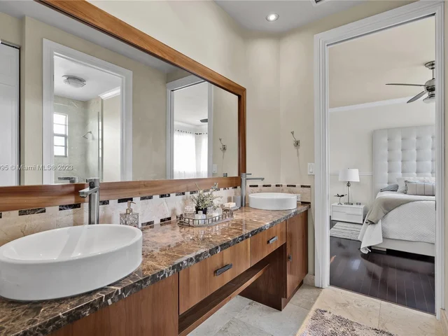 9439 NW 54th Doral Cir Ln, Doral FL 33178