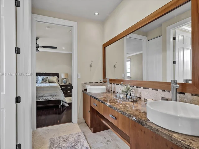 9439 NW 54th Doral Cir Ln, Doral FL 33178