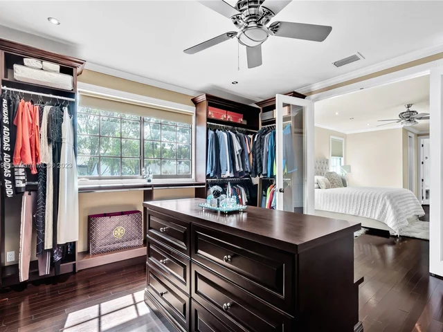 9439 NW 54th Doral Cir Ln, Doral FL 33178