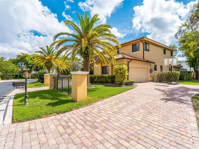9439 NW 54th Doral Cir Ln, Doral FL 33178