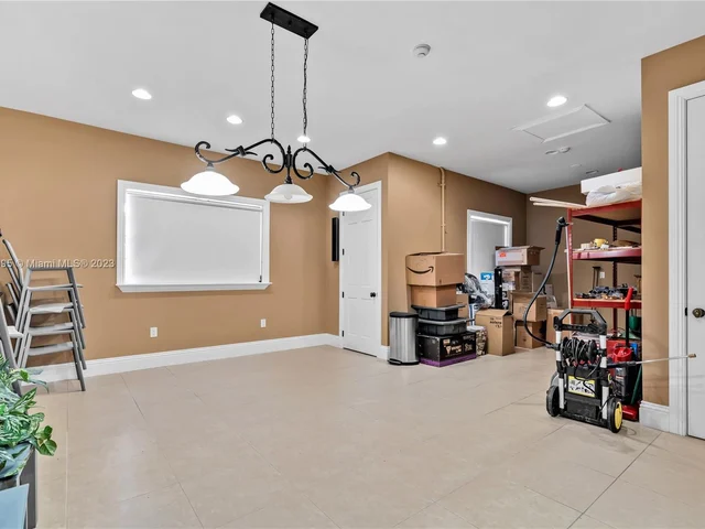 9439 NW 54th Doral Cir Ln, Doral FL 33178