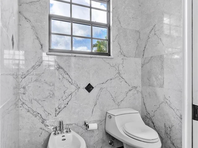 9439 NW 54th Doral Cir Ln, Doral FL 33178